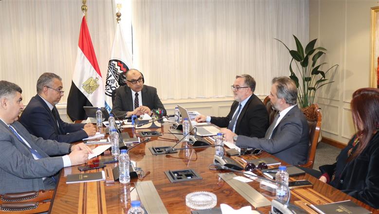 وزير قطاع الأعمال يبحث مع شركة إسبانية سبل التعاون في تنفيذ مشروعات بيئية مستدامة
