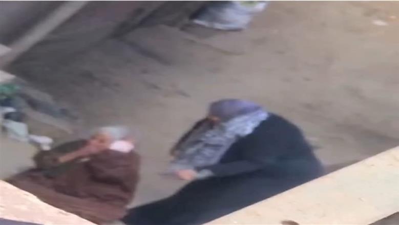 القبض على سيدة بتهمة الاعتداء على والدتها المسنة بعد فيديو صادم بالشرقية