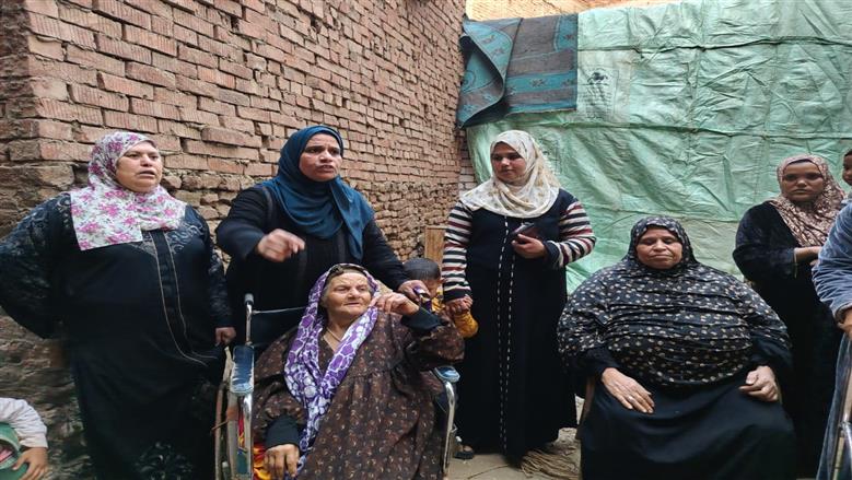 «طلّعوا بنتي أنا بحبها».. أول تعليق من المسنة التي اعتدت ابنتها عليها بالضرب في الشرقية