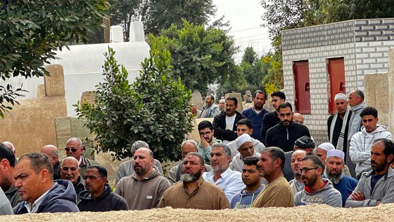 شقيقته فقدت الوعي أمام القبر.. تشييع جنازة جد محمد صلاح في الغربية (صور)
