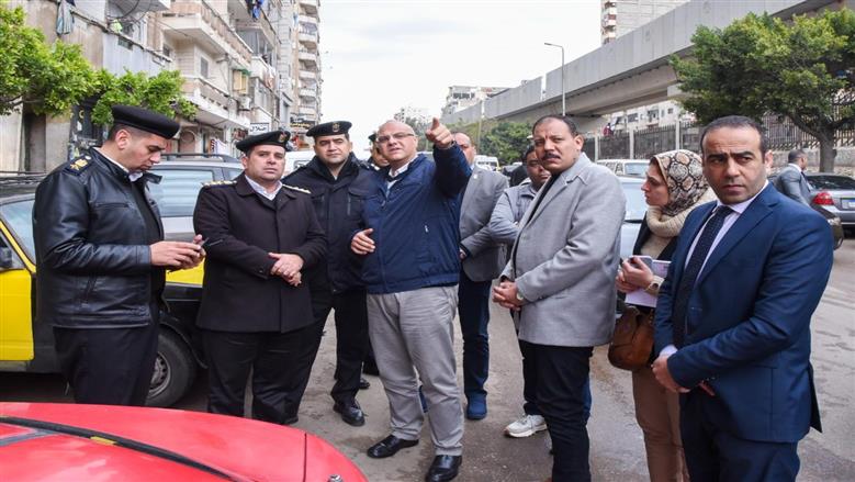 محافظ الإسكندرية خلال جولة التفقد