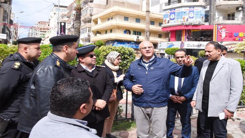 محافظ الإسكندرية خلال جولة التفقد