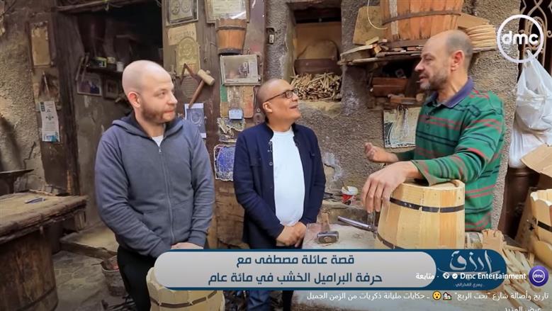 عم مصطفى لـ«باب رزق»: تعملت صنعة البراميل على يد والدي.. «مهنة شاقة»