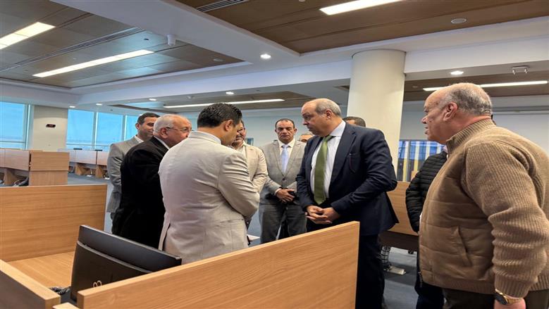 وزير الطيران المدني يتفقد غرفة العمليات بمطار القاهرة لمتابعة حركة التشغيل وسط الإضطرابات الإقليمية
