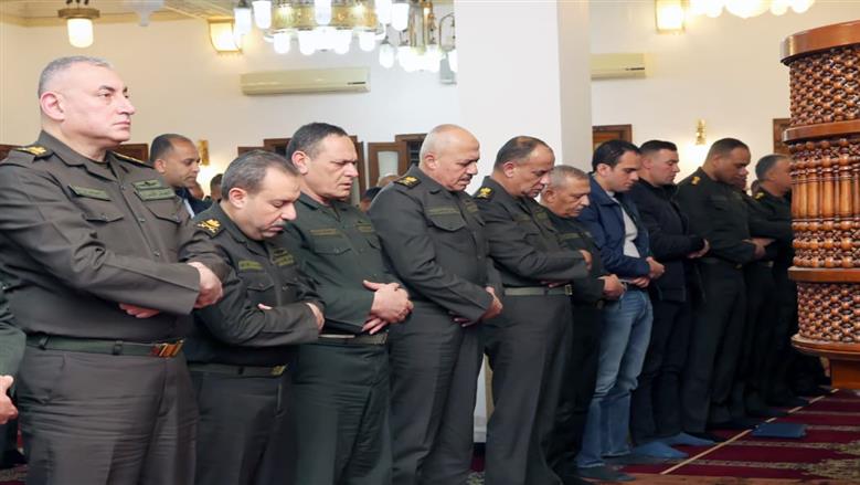وزير الدفاع يلتقي عددًا من قادة وحدات الجيشين الثاني والثالث الميدانيين (صور وفيديو)