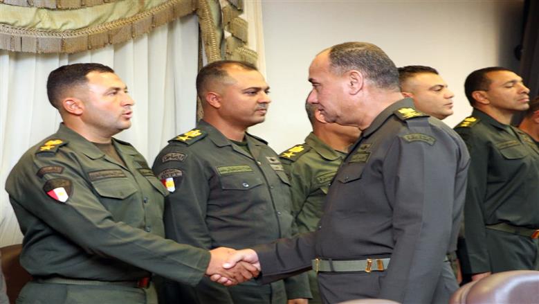 وزير الدفاع يلتقي عددًا من قادة وحدات الجيشين الثاني والثالث الميدانيين (صور وفيديو)