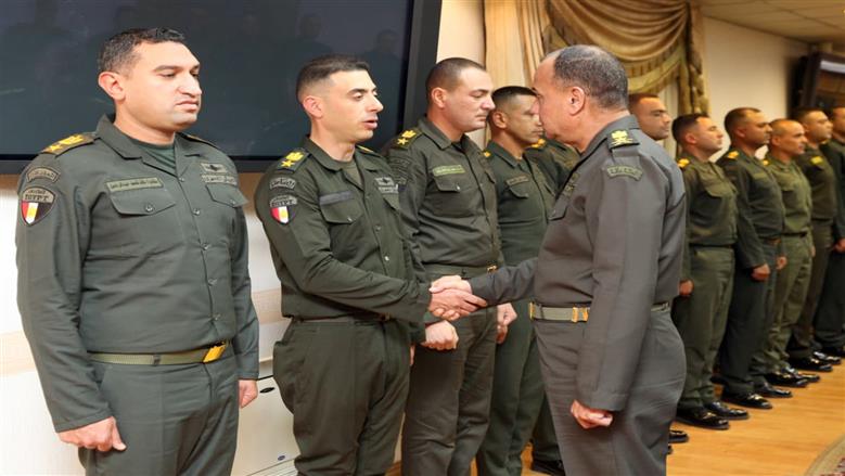 وزير الدفاع يلتقي عددًا من قادة وحدات الجيشين الثاني والثالث الميدانيين (صور وفيديو)