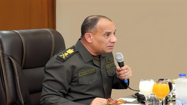 وزير الدفاع يلتقي عددًا من قادة وحدات الجيشين الثاني والثالث الميدانيين (صور وفيديو)