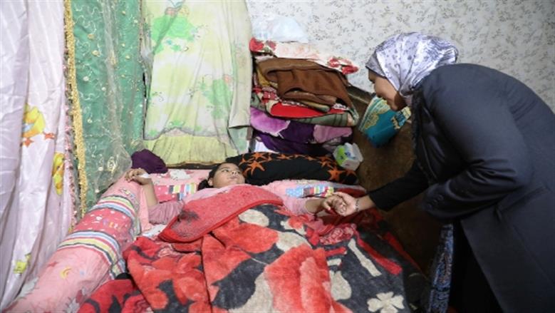 محافظ أسوان يتدخل لعلاج الطفلة «رودينا» بعد سقوطها في بالوعة صرف صحي