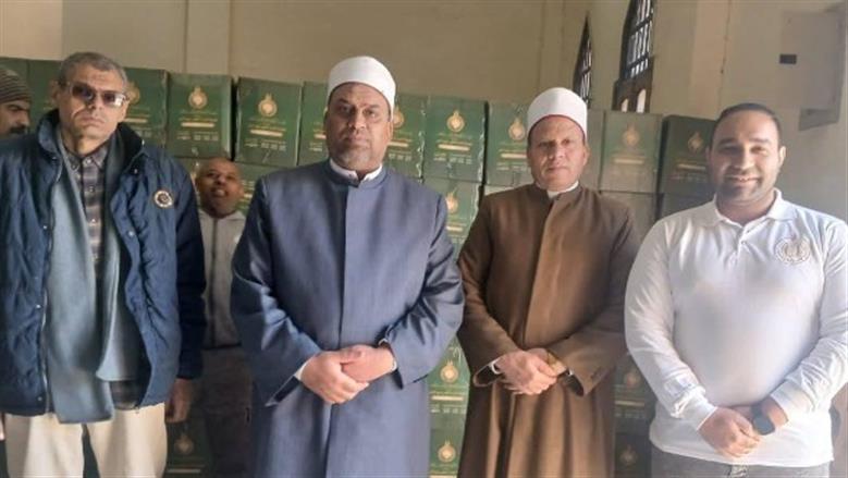 الأوقاف وبيت الزكاة يواصلان توزيع المواد الغذائية لدعم الأسر الأولى بالرعاية بالمحافظات 