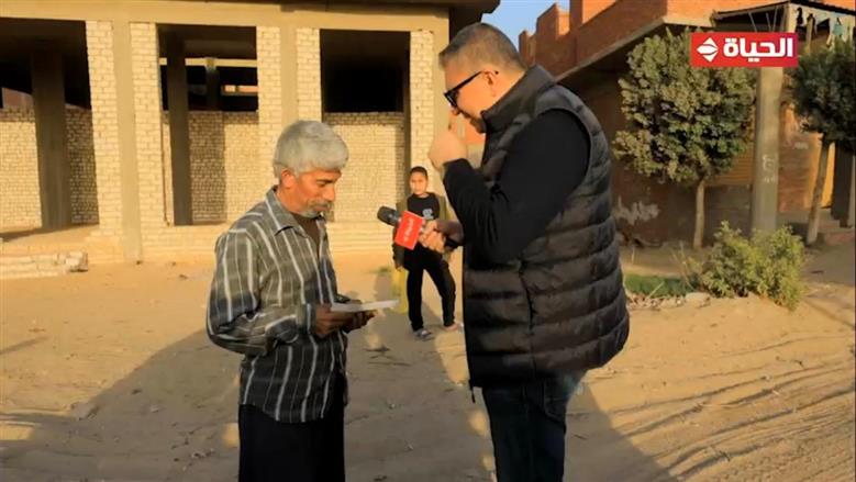 بين الابتسامة والرضا.. عمرو الليثي يلتقي عامل نظافة في «أجمل ناس» ويهديه 5 آلاف جنيه