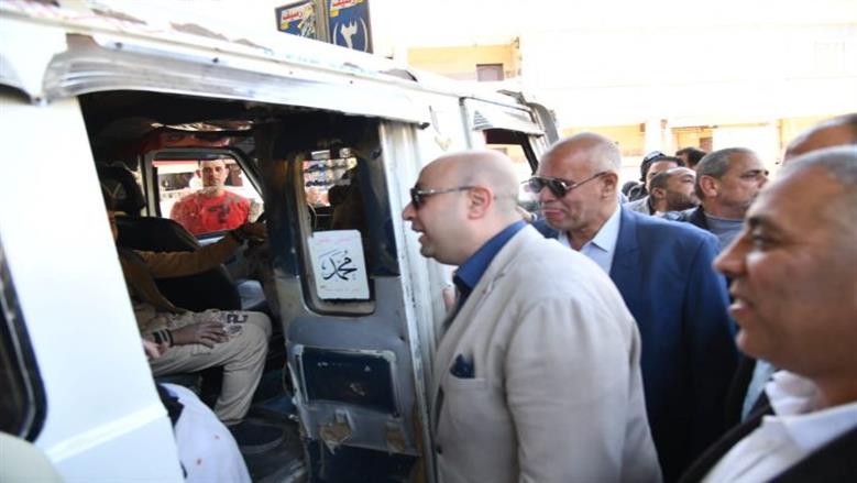 محافظ الفيوم أثناء تفقد المواقف وسماع شكاوى المواطنين
