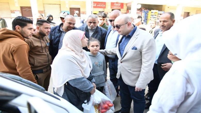 محافظ الفيوم أثناء تفقد المواقف وسماع شكاوى المواطنين