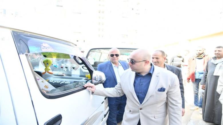 محافظ الفيوم أثناء تفقد المواقف وسماع شكاوى المواطنين