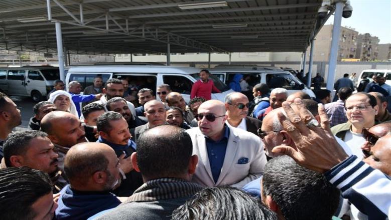 محافظ الفيوم أثناء تفقد المواقف وسماع شكاوى المواطنين