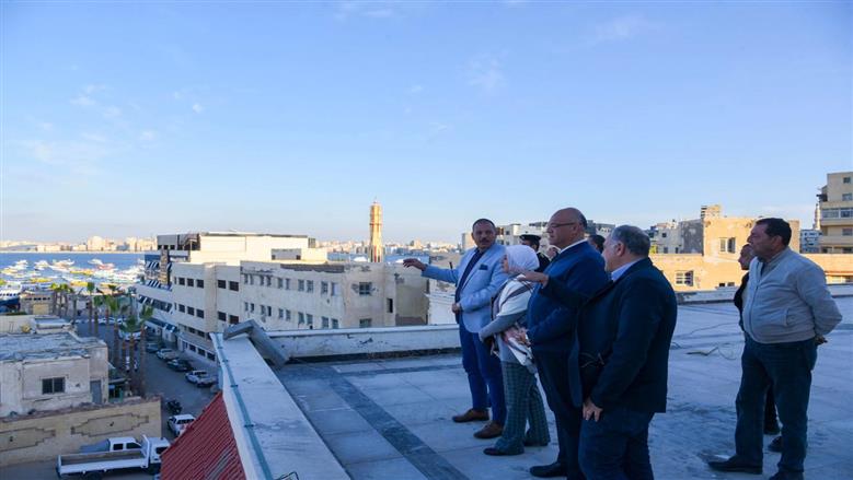 محافظ الإسكندرية خلال الجولة 