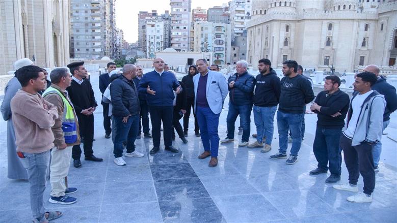 محافظ الإسكندرية خلال الجولة 