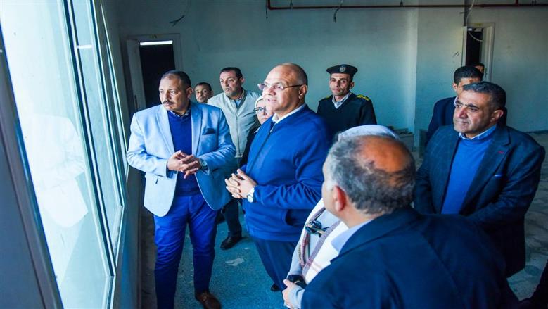 محافظ الإسكندرية خلال الجولة 
