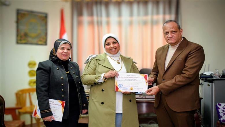 وكيل تعليم بورسعيد يكرم الطالبات الفائزات في المعرض الجمهوري للعلوم والهندسة