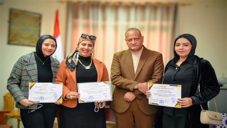 وكيل تعليم بورسعيد يكرم الطالبات الفائزات في المعرض الجمهوري للعلوم والهندسة