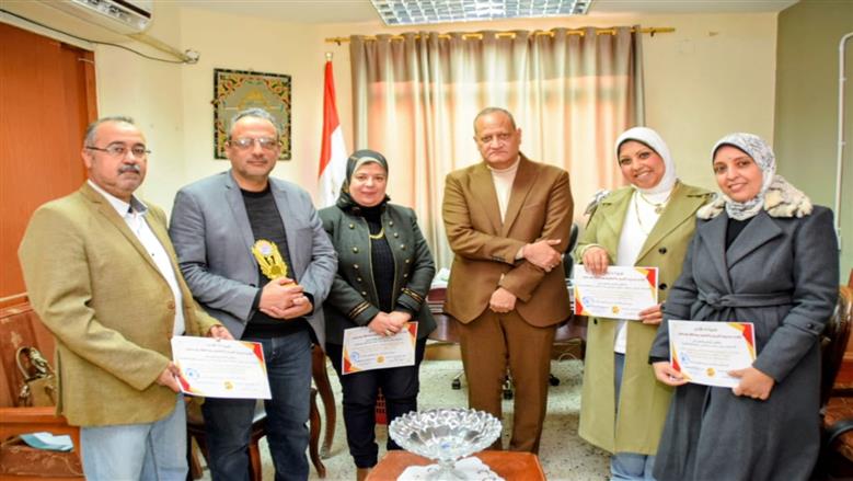 وكيل تعليم بورسعيد يكرم الطالبات الفائزات في المعرض الجمهوري للعلوم والهندسة