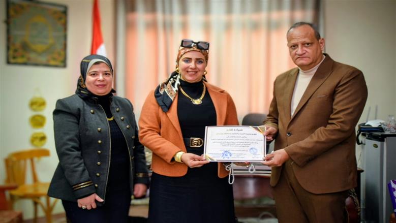 وكيل تعليم بورسعيد يكرم الطالبات الفائزات في المعرض الجمهوري للعلوم والهندسة