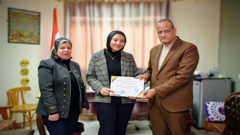 وكيل تعليم بورسعيد يكرم الطالبات الفائزات في المعرض الجمهوري للعلوم والهندسة