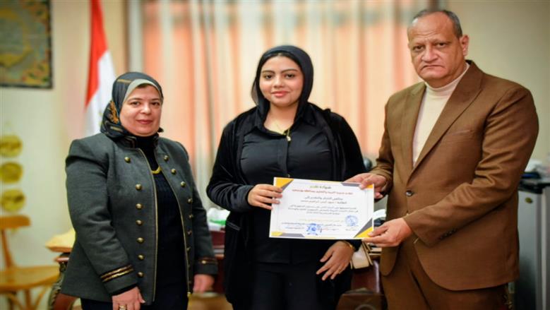 وكيل تعليم بورسعيد يكرم الطالبات الفائزات في المعرض الجمهوري للعلوم والهندسة