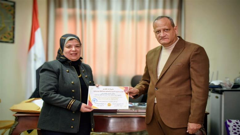 وكيل تعليم بورسعيد يكرم الطالبات الفائزات في المعرض الجمهوري للعلوم والهندسة