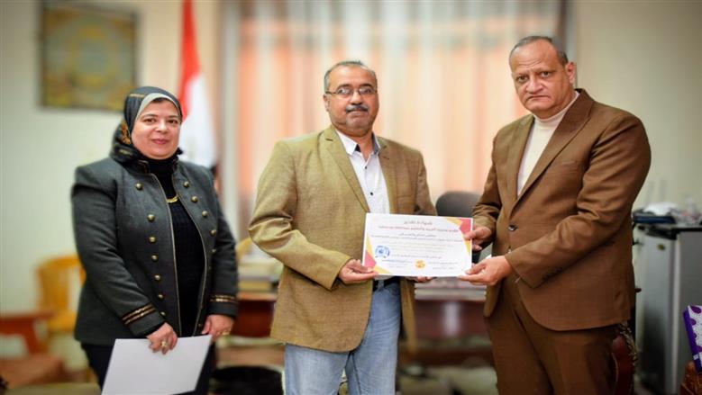وكيل تعليم بورسعيد يكرم الطالبات الفائزات في المعرض الجمهوري للعلوم والهندسة