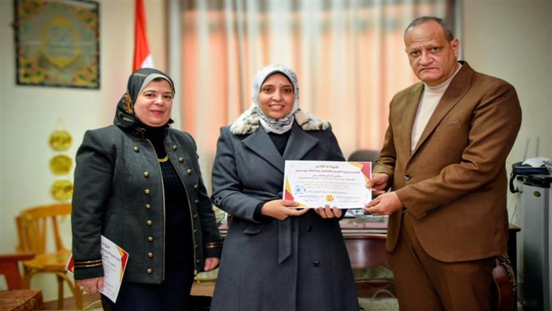 وكيل تعليم بورسعيد يكرم الطالبات الفائزات في المعرض الجمهوري للعلوم والهندسة