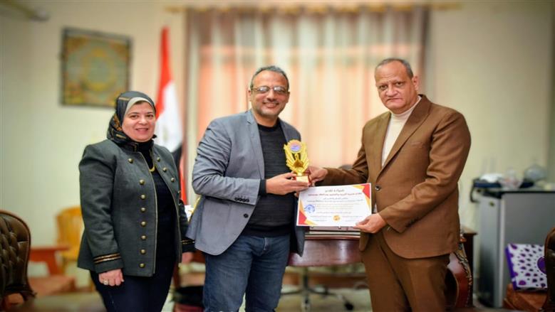 وكيل تعليم بورسعيد يكرم الطالبات الفائزات في المعرض الجمهوري للعلوم والهندسة