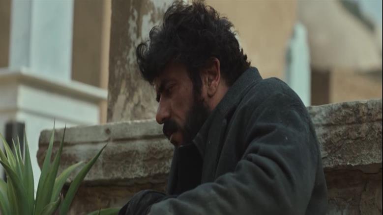 مسلسل علي كلاي الحلقة 22..  أحمد العوضي مشردا في الشارع بعد وفاة يارا السكري 