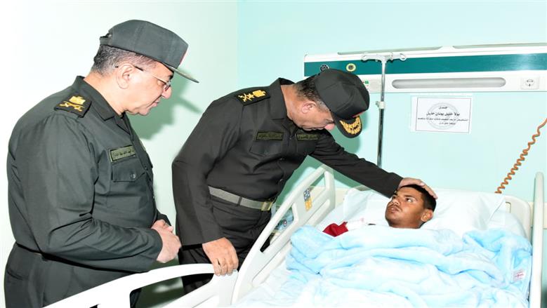 وزير الدفاع يزور عدد من المصابين بمجمع الجلاء الطبي للقوات المسلحة (صور وفيديو)