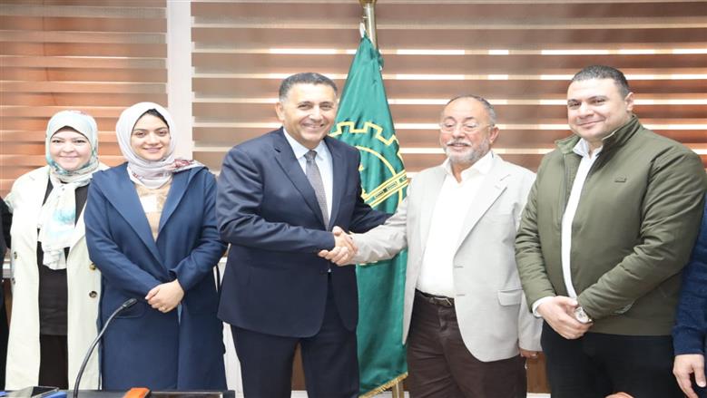 محافظ القليوبية يبحث مع إحدى شركات النقل الجماعي تدعيم المحافظة بأسطول أتوبيسات جديد لربط المدن ببعضها وبالمحافظات الأخرى