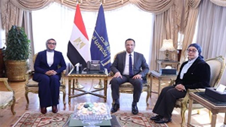 وزير الاتصالات تبحث مع محافظة الوادي الجديد