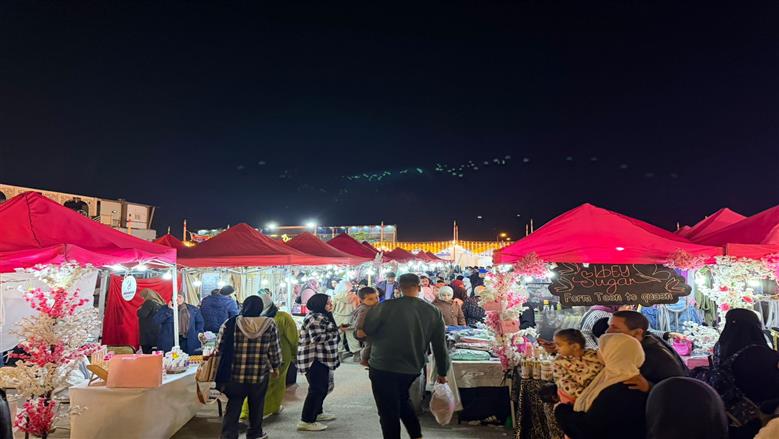 إقبال كبير على مهرجان التسوق في السويس قبل العيد.. ملابس وسلع بأسعار مميزة