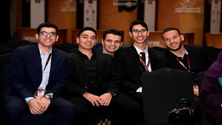 فريق طلابي مصري يفوز بالميدالية الفضية في معرض الكويت الدولي للاختراعات بمشروع نظارات ذكية تعتمد على الذكاء الاصطناعي