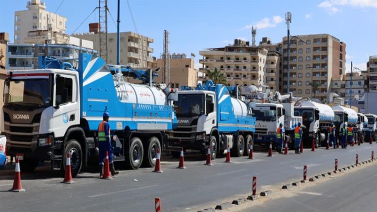اصطفاف سيارات شفط المياه بشركة مياه الشرب والصرف الصحى بمطروح استعدادا لمواجهة سقوط الأمطار
