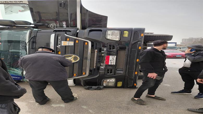 بالأسماء.. إصابة 4 أشخاص في تصادم سيارتين على طريق الإسكندرية مطروح