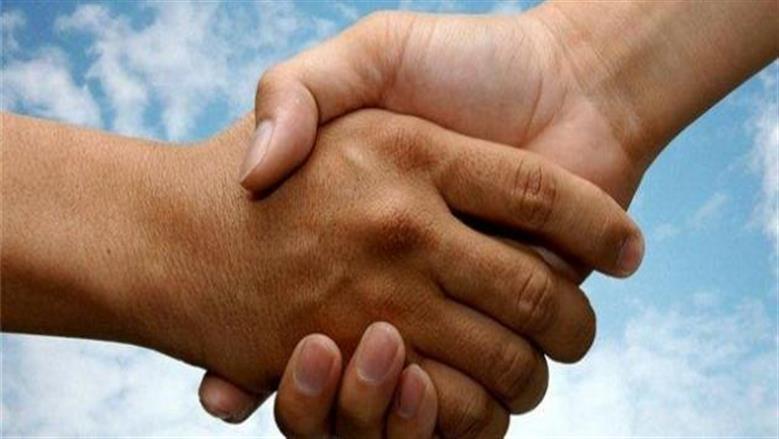 دار الإفتاء توضح حكم دفع الصدقات لفض المنازعات بين الناس