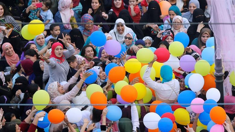 تهنئة العيد للأهل والأقارب.. «عبر عن فرحتك وامتنانك للآخرين»