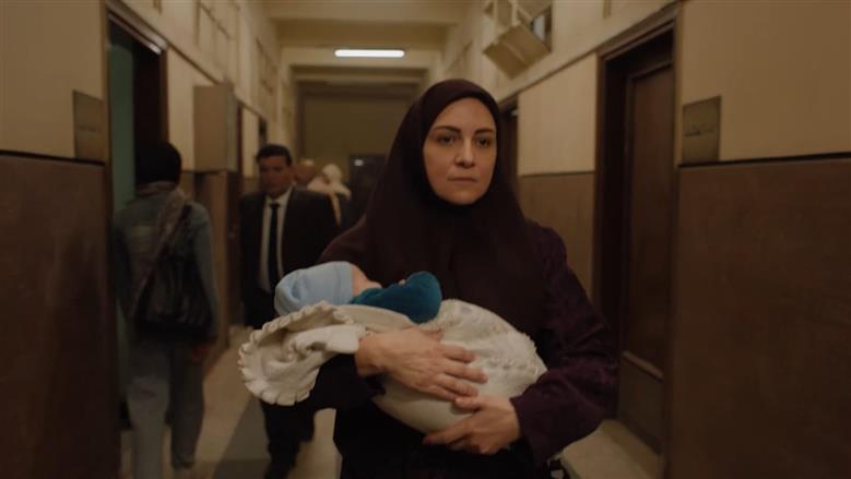 ريهام عبد الغفور تخطف طفلا جديدا وتسلمه لسعد في الحلقة 10 من مسلسل حكاية نرجس