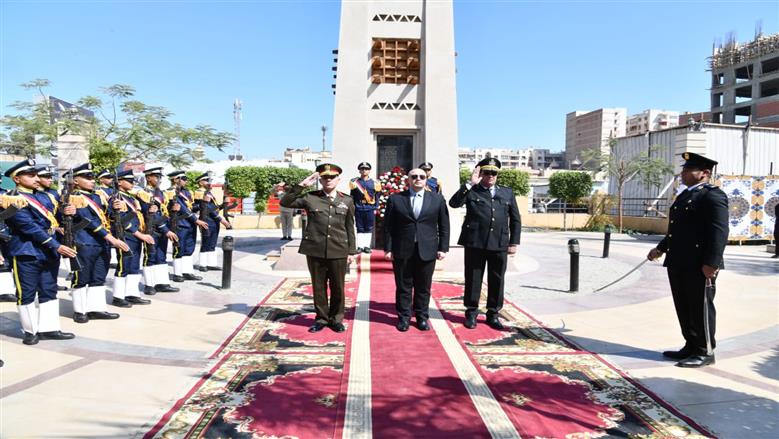 احتفالا بالعيد القومي.. محافظ الفيوم يضع إكليلاً من الزهور على النصب التذكاري للشهداء بميدان قارون