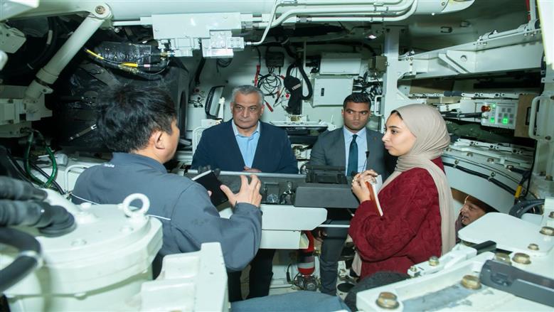 وزير الدولة للإنتاج الحربي يتابع إنتاج منظومة الهاوتزر (K9A1EGY)