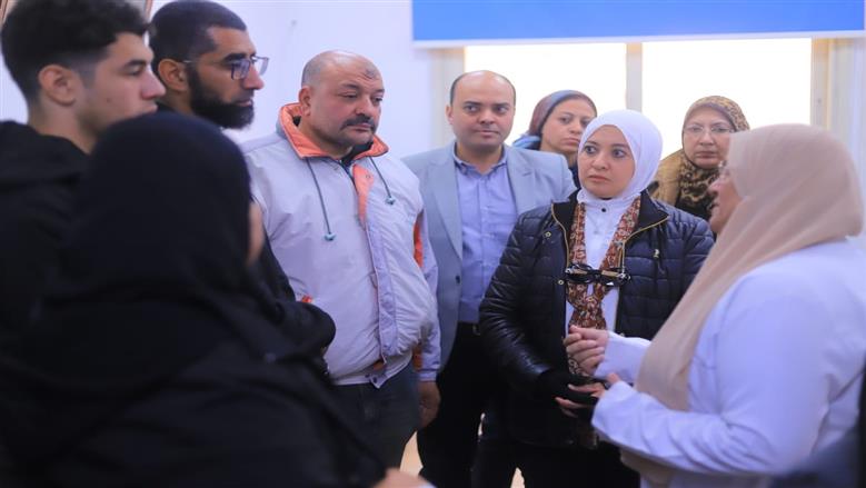 نائب محافظ الإسكندرية تزور المصابة في انهيار عقار حي غرب للاطمئنان على حالتها الصحية