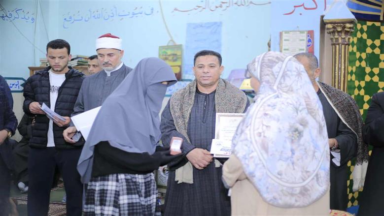 تكرم الفائزتين في مسابقة حفظ القرآن الكريم بسبيكتين ذهبية بأسيوط