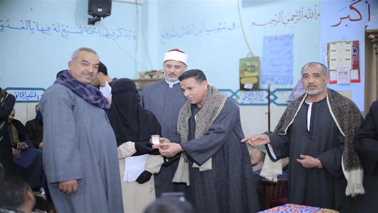 تكرم الفائزتين في مسابقة حفظ القرآن الكريم بسبيكتين ذهبية بأسيوط
