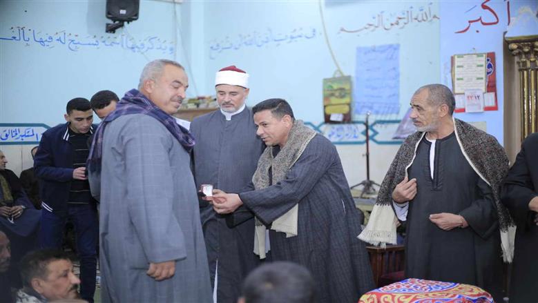 تكرم الفائزتين في مسابقة حفظ القرآن الكريم بسبيكتين ذهبية بأسيوط
