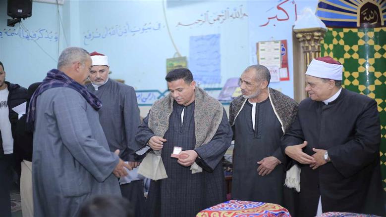 تكرم الفائزتين في مسابقة حفظ القرآن الكريم بسبيكتين ذهبية بأسيوط